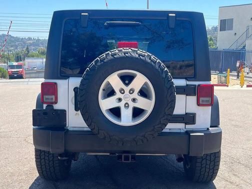 Bright White Clearcoat 2014 Jeep Wrangler Unlimited Sport