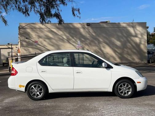 White 2001 Toyota Prius Base