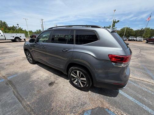 Platinum Gray Metallic 2022 Volkswagen Atlas 2.0T SE