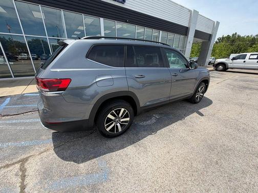 Platinum Gray Metallic 2022 Volkswagen Atlas 2.0T SE