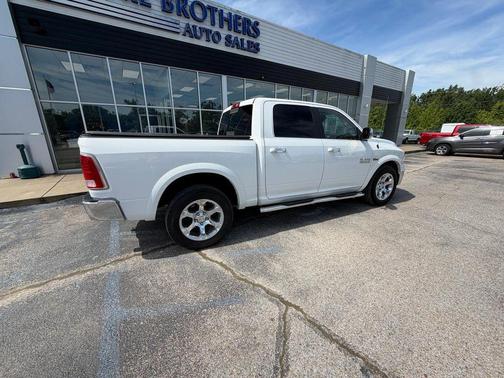 Bright White Clearcoat 2018 RAM 1500 Laramie