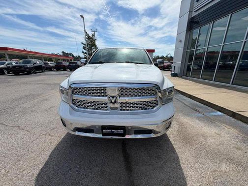 Bright White Clearcoat 2018 RAM 1500 Laramie