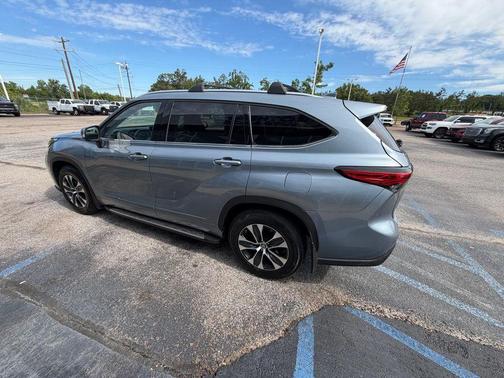 Moon Dust 2021 Toyota Highlander XLE
