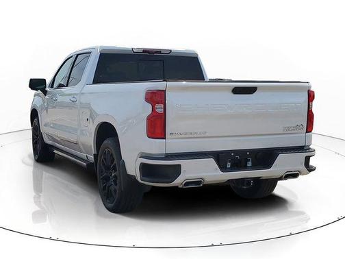 Iridescent Pearl Tricoat 2024 Chevrolet Silverado 1500 High Country