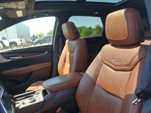 Crystal White Tricoat 2022 Cadillac XT5 Sport