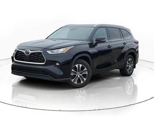 Midnight Black Metallic 2022 Toyota Highlander XLE