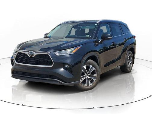 Midnight Black Metallic 2022 Toyota Highlander XLE