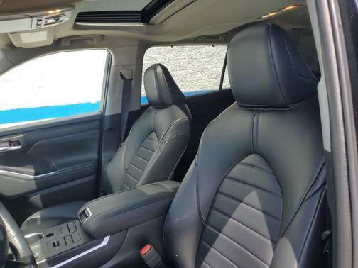 Midnight Black Metallic 2022 Toyota Highlander XLE