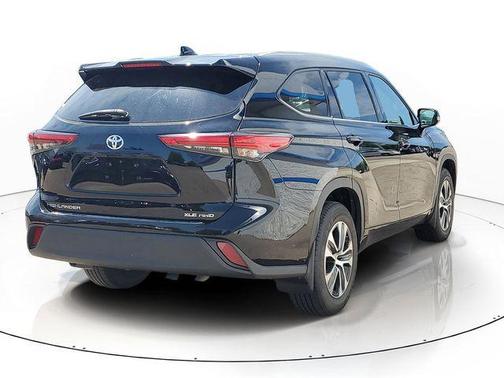 Midnight Black Metallic 2022 Toyota Highlander XLE