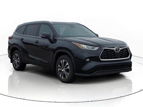 Midnight Black Metallic 2022 Toyota Highlander XLE
