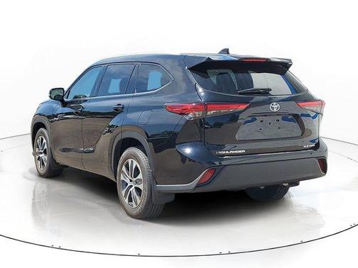 Midnight Black Metallic 2022 Toyota Highlander XLE