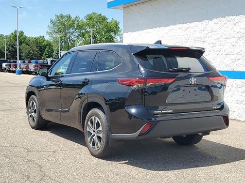 Midnight Black Metallic 2022 Toyota Highlander XLE