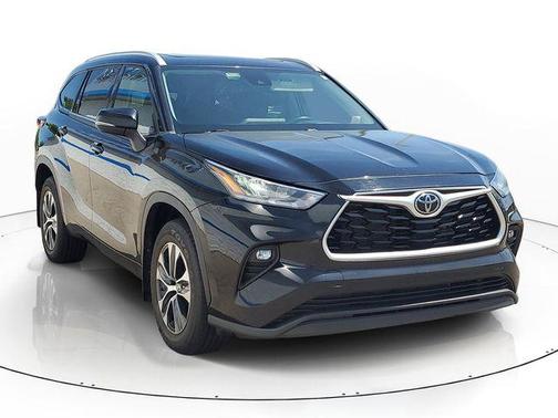 Midnight Black Metallic 2022 Toyota Highlander XLE