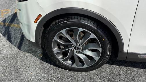 White Metallic 2022 Lincoln Nautilus Reserve