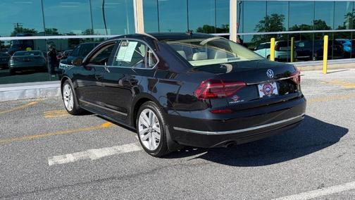 Deep Black Pearl Effect 2017 Volkswagen Passat 1.8T SE w/Technology