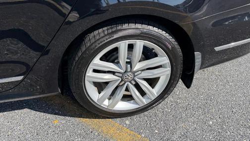 Deep Black Pearl Effect 2017 Volkswagen Passat 1.8T SE w/Technology