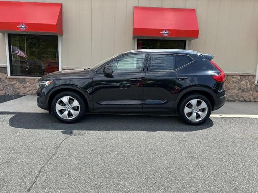 2021 Volvo XC40 T4 Momentum