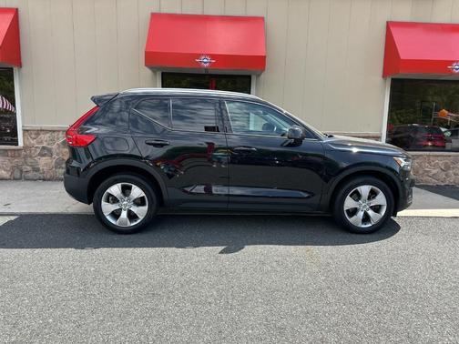2021 Volvo XC40 T4 Momentum