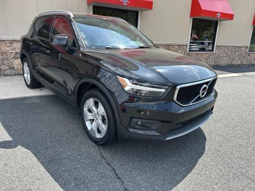2021 Volvo XC40 T4 Momentum
