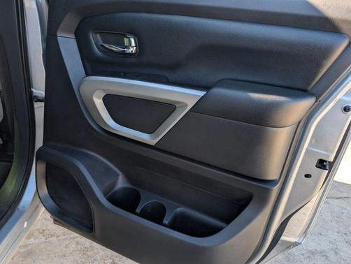 2017 Nissan Titan SV