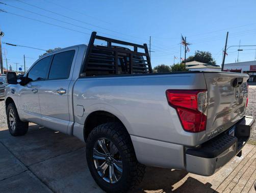 2017 Nissan Titan SV