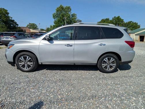 Brilliant Silver Metallic 2017 Nissan Pathfinder SV