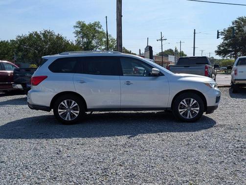 Brilliant Silver Metallic 2017 Nissan Pathfinder SV