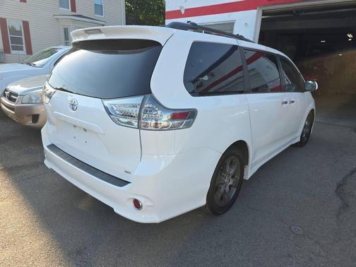 White 2015 Toyota Sienna SE
