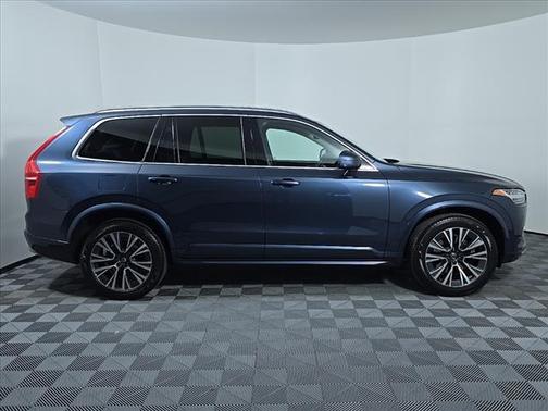 2022 Volvo XC90 T6 Momentum