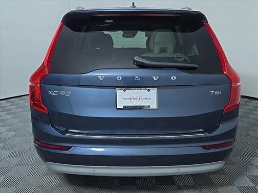 2022 Volvo XC90 T6 Momentum