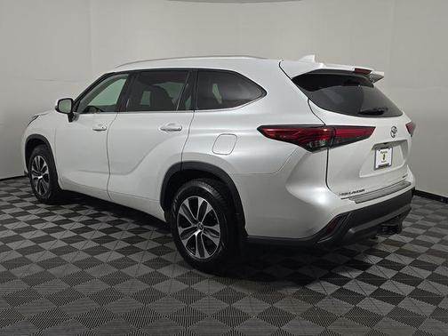Wind Chill Pearl 2022 Toyota Highlander XLE