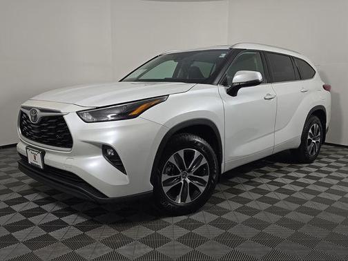 Wind Chill Pearl 2022 Toyota Highlander XLE