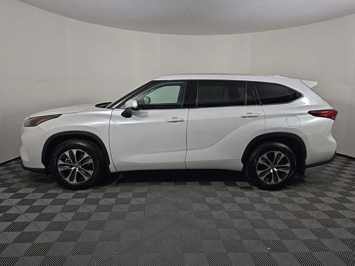 Wind Chill Pearl 2022 Toyota Highlander XLE