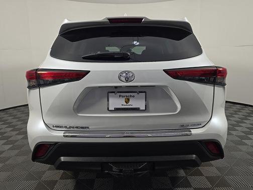Wind Chill Pearl 2022 Toyota Highlander XLE