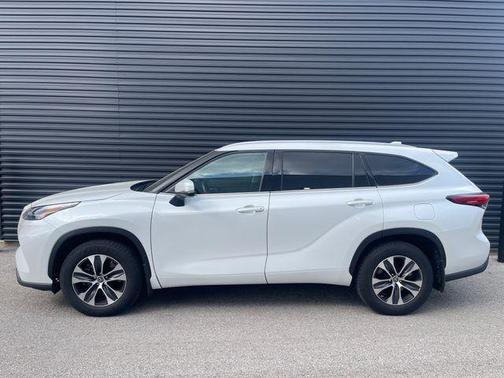 Wind Chill Pearl 2022 Toyota Highlander XLE