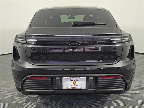 2025 Porsche Macan Turbo