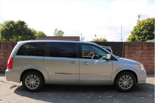 2014 Chrysler Town & Country Touring-L