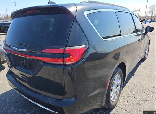 Brilliant Black Crystal Pearlcoat 2022 Chrysler Pacifica Touring L