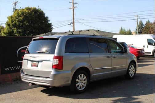 2013 Chrysler Town & Country Touring