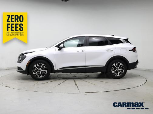 White 2024 Kia Sportage EX