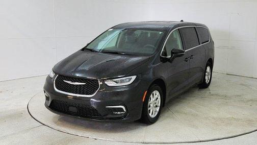 2023 Chrysler Pacifica Touring-L