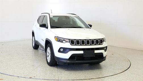 Bright White Clearcoat 2024 Jeep Compass Latitude