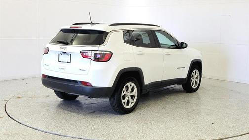 Bright White Clearcoat 2024 Jeep Compass Latitude