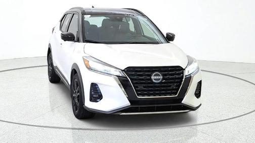 Aspen White / Super Black 2024 Nissan Kicks SR