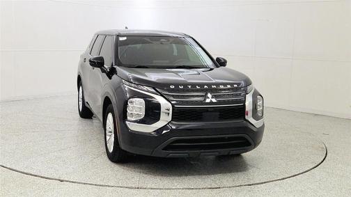 Labrador Black Pearl 2023 Mitsubishi Outlander ES