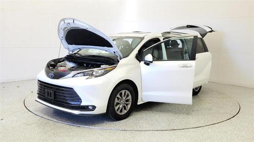 Wind Chill Pearl 2025 Toyota Sienna XLE