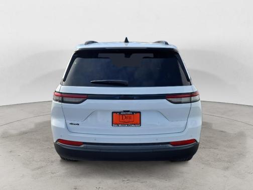 Bright White Clearcoat 2026 Jeep Grand Cherokee Altitude