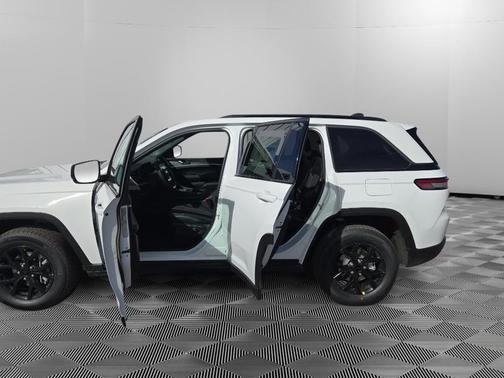 Bright White Clearcoat 2026 Jeep Grand Cherokee Altitude