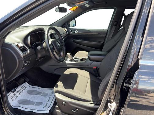 Diamond Black Crystal Pearl 2018 Jeep Grand Cherokee Laredo