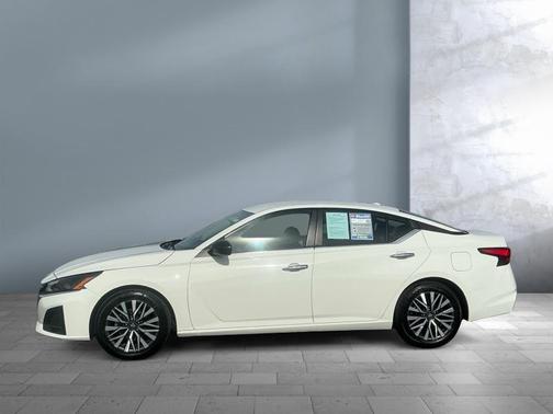 Glacier White 2025 Nissan Altima SV FWD